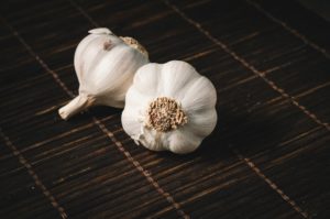 two white garlics 928251